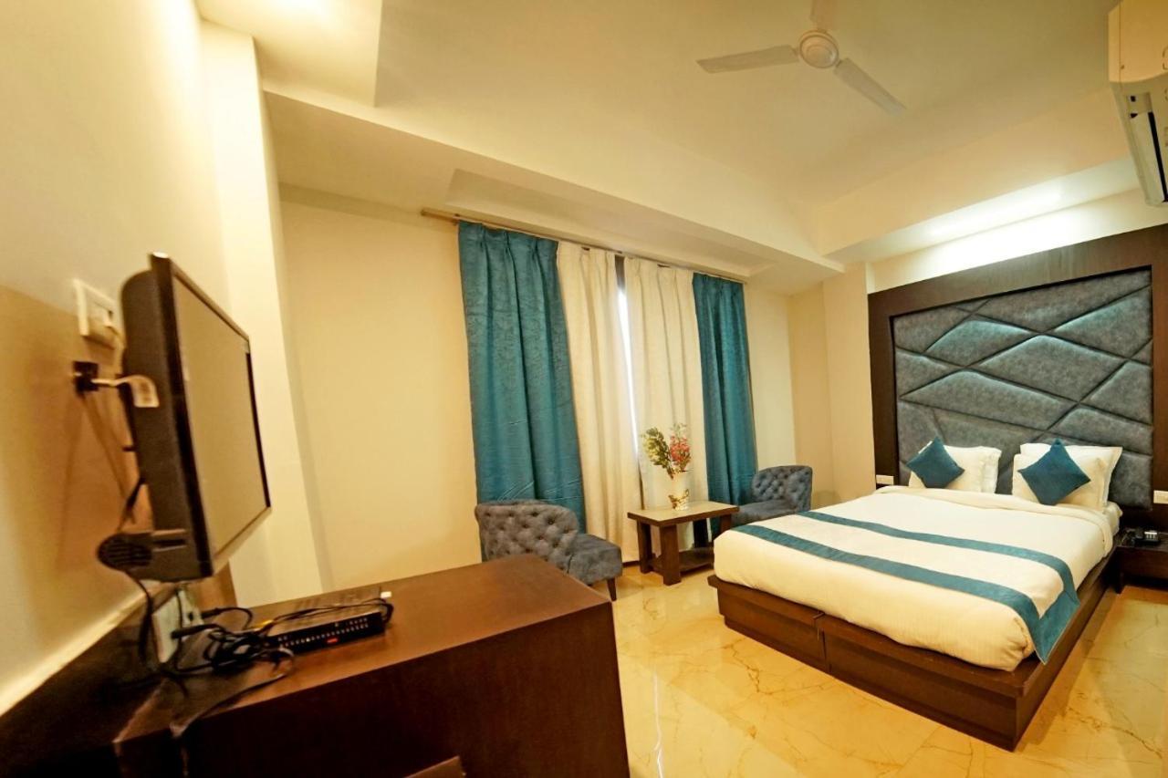 Hotel Crimson Palace Агра Экстерьер фото