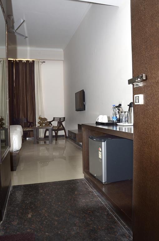 Hotel Crimson Palace Агра Экстерьер фото