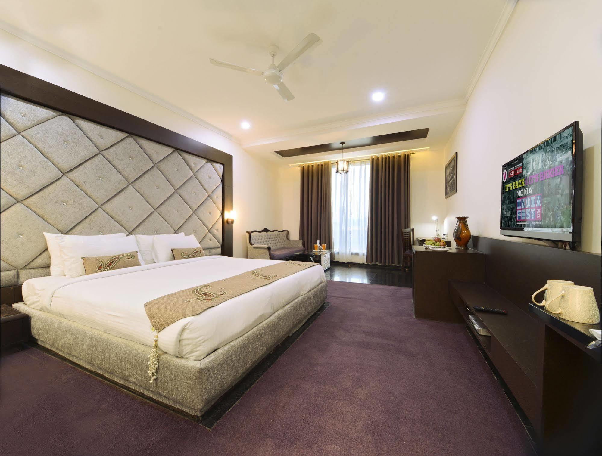 Hotel Crimson Palace Агра Экстерьер фото