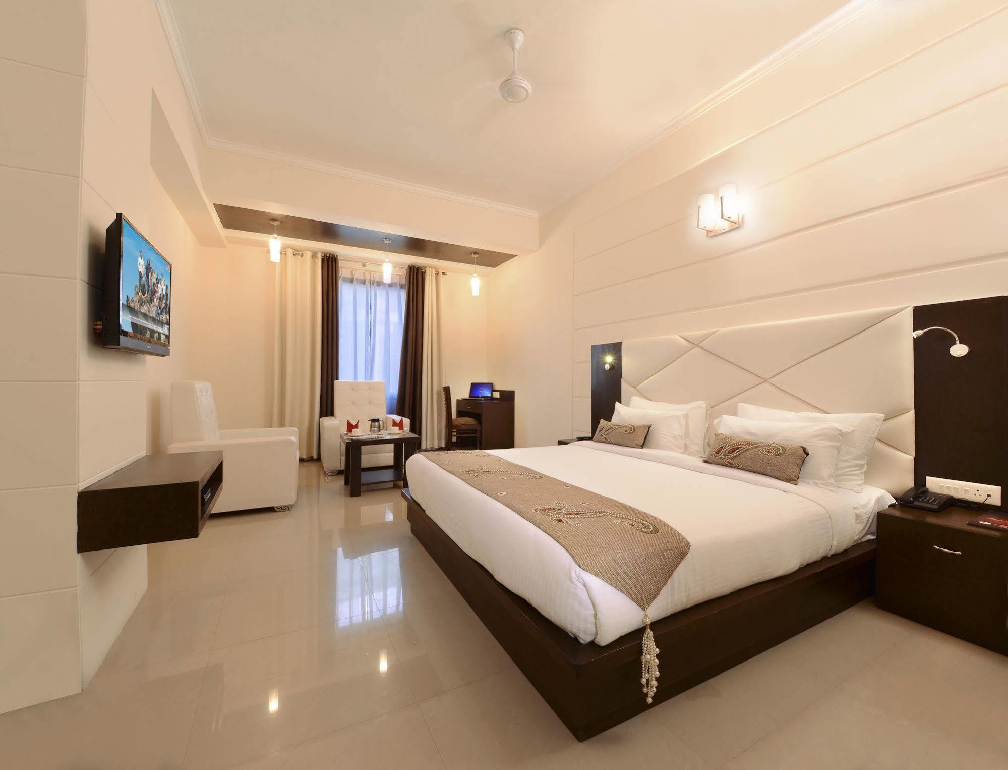 Hotel Crimson Palace Агра Экстерьер фото