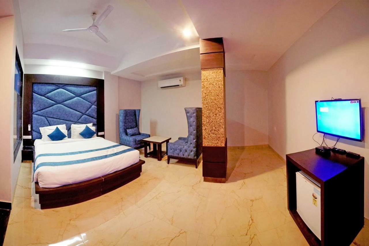 Hotel Crimson Palace Агра Экстерьер фото